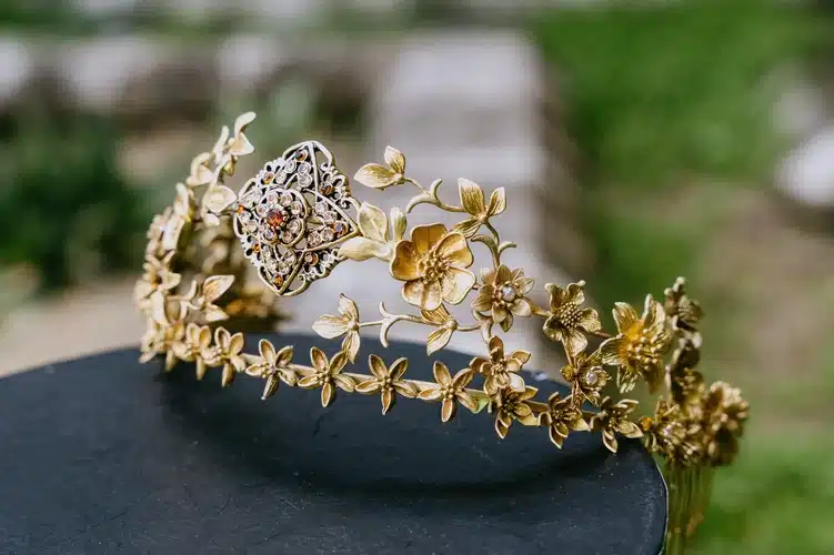 la corona dorada de novia