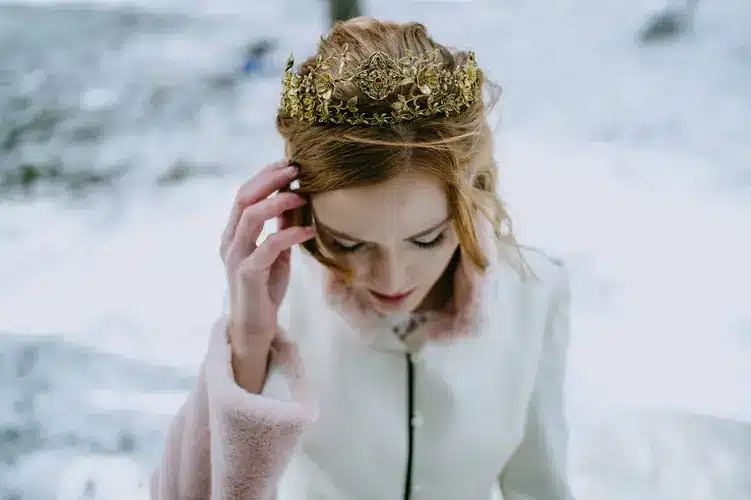 la novia y su corona dorada en el pelo
