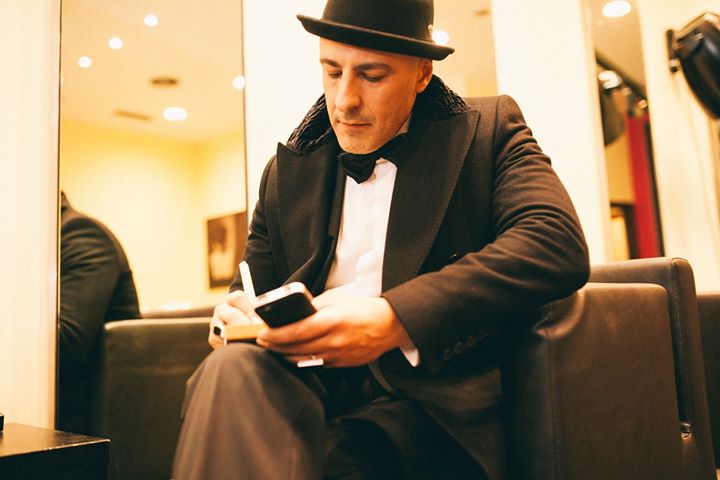 Roberto Álamo sentado preparando su discurso antes de asistir a la gala de los premios goya 2014